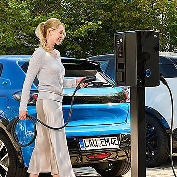 ABL-eM4-auf-Standfuss-Parkplatz