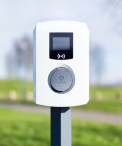 Alfen Eve Single Pro-line mit Steckdose auf Stele montiert