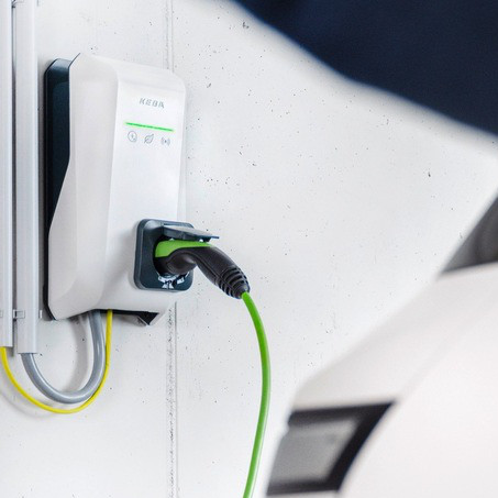 Die KeContact P40 mit Typ-2-Buchse ist speziell auf die Anforderungen im halböffentlichen und öffentlichen Bereich zugeschnitten.