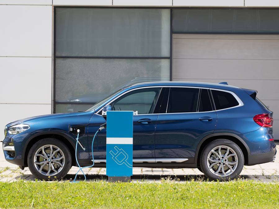 Mobile Ladestation für BMW Elektroauto. Laden Sie einen BMW mit einer  Schuko-Steckdose auf.