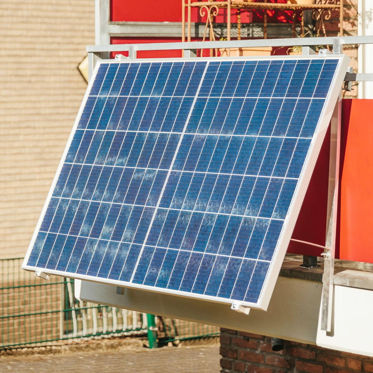 Laden eines E-Autos an einer Mini PV