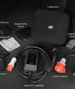 Mobile Ladestation 11 kW v2 mit Tragetasche und Zubehör im Kofferraum eines Elektroautos