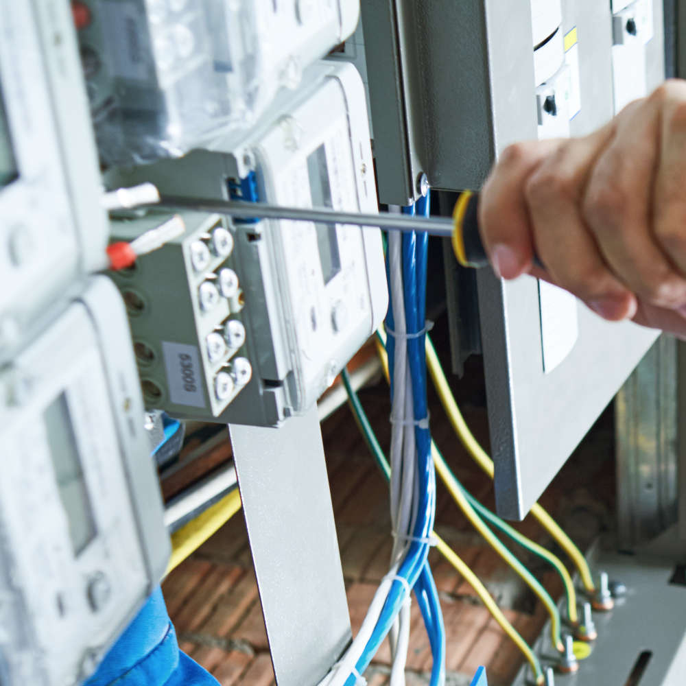 Elektriker installiert Zähler für E-Auto