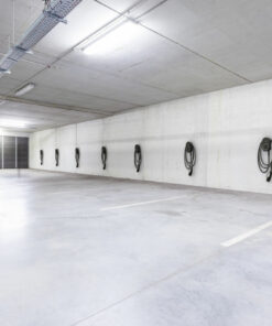 Mehrere go-e Charger PRO CABLE an einer Wand in einer Tiefgarage montiert zum Laden in Wohnhäusern